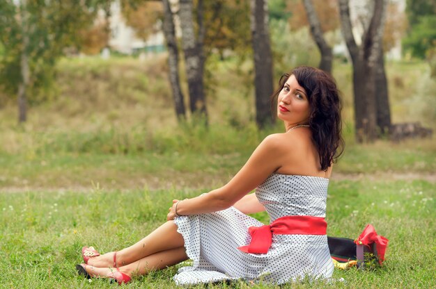 Hermosa chica en la naturaleza