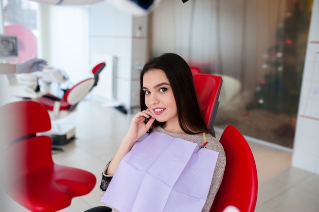 Hermosa chica en odontología