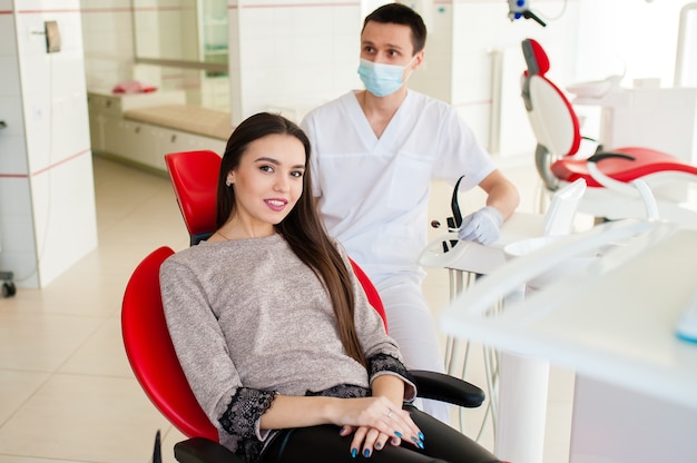 Hermosa chica en la oficina del dentista.