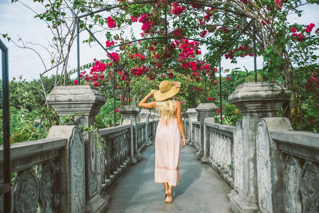 Hermosa chica en el Palacio del agua en Bali