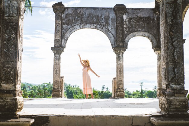 Hermosa chica en el Palacio del agua en Bali