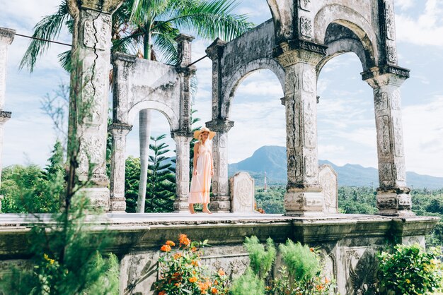 Hermosa chica en el Palacio del agua en Bali