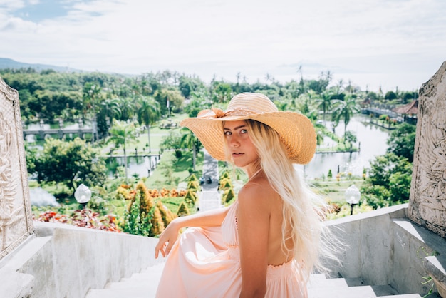 Hermosa chica en el Palacio del agua en Bali