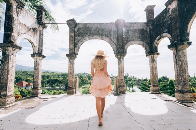 Hermosa chica en el Palacio del agua en Bali