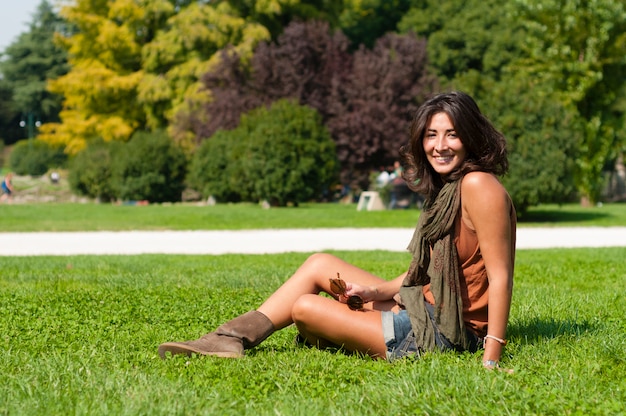 Foto hermosa chica con pañuelo en el césped