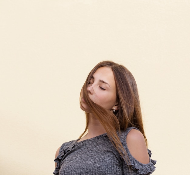 Hermosa chica en la pared de fondo