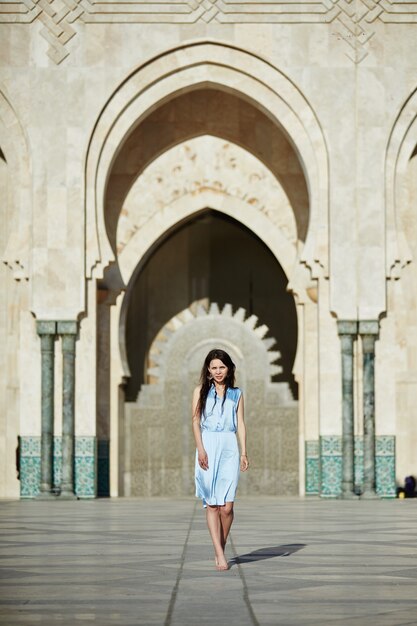 Hermosa chica en la pared de la mezquita de Hassan II en Casablanca Marruecos