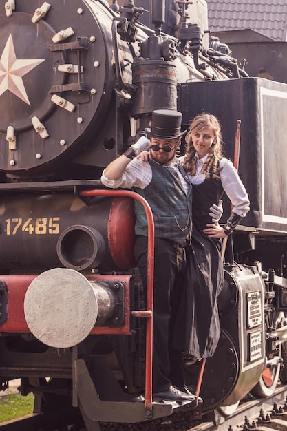 Hermosa chica con una pareja de chicos enamorados con ropa steampunk