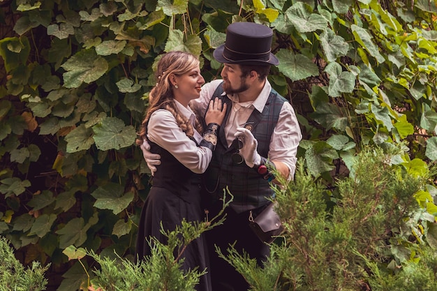 Hermosa chica con una pareja de chicos enamorados con ropa steampunk