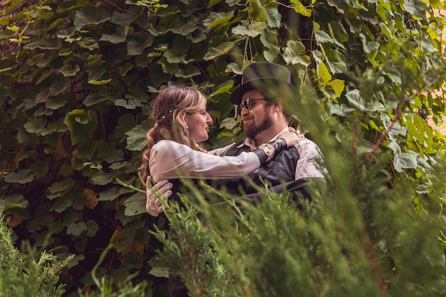 Hermosa chica con una pareja de chicos enamorados con ropa steampunk