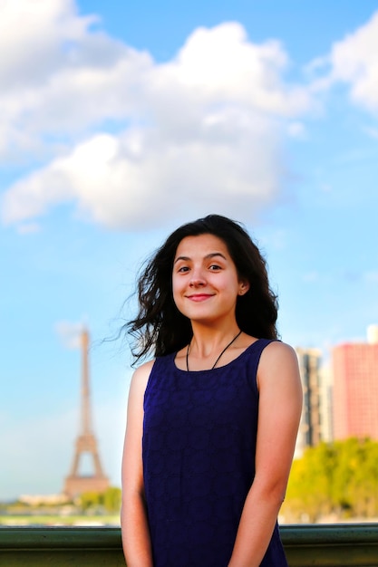 Hermosa chica en París, Francia