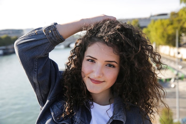 Hermosa chica en París