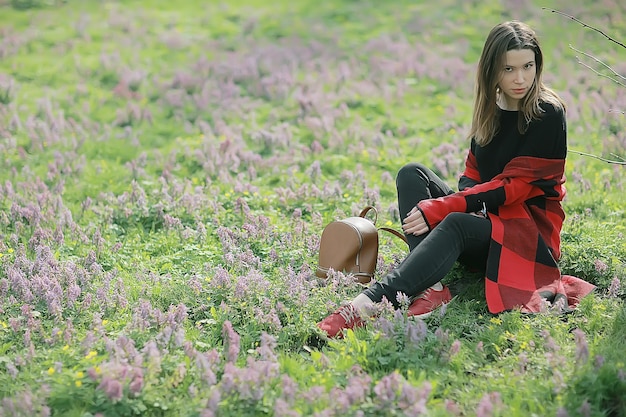 hermosa chica en el parque de la ciudad al aire libre