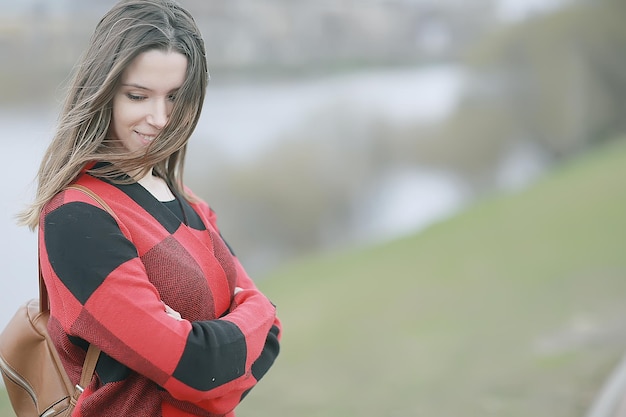 hermosa chica en el parque de la ciudad al aire libre