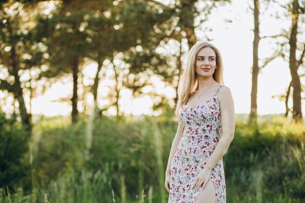 Hermosa chica en el parque a dar un paseo por la tarde