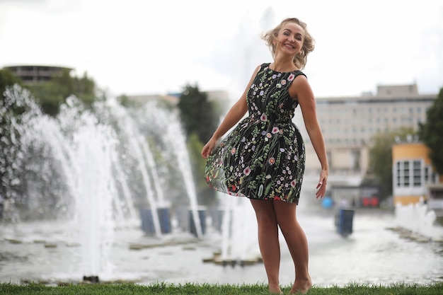 Hermosa chica en el parque en un día soleado de verano a pie