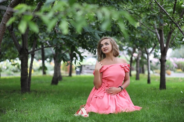 Hermosa chica en el parque en un día soleado de verano a pie