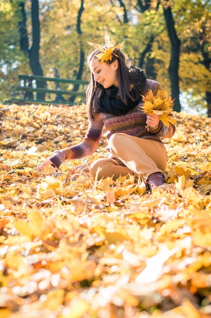 Hermosa chica en el parque otoño