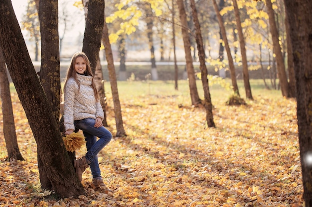 Hermosa chica en el parque otoño