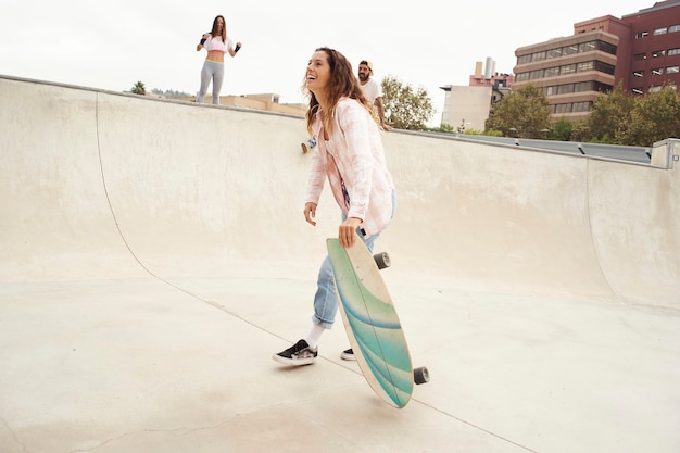 Hermosa chica en el parque con una patineta