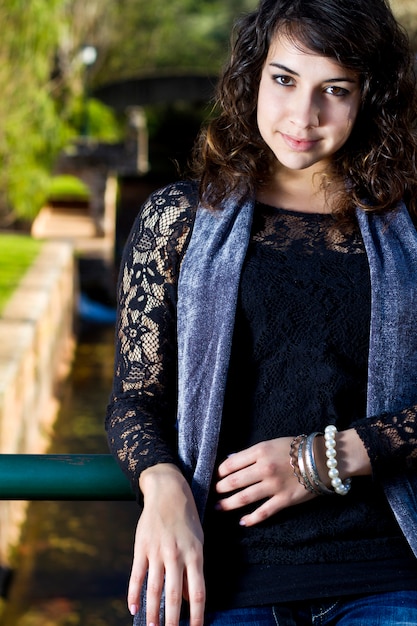 Hermosa chica en un parque urbano