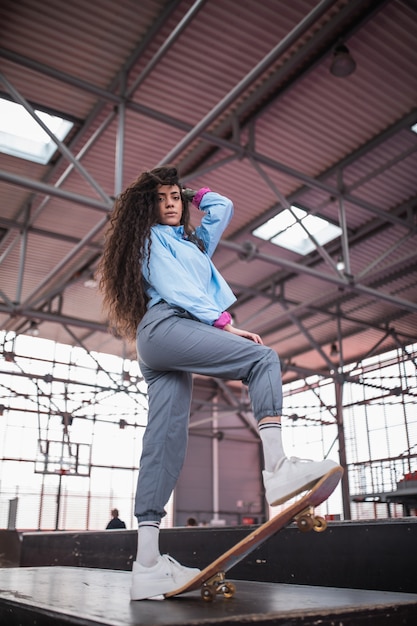 Hermosa chica con una patineta