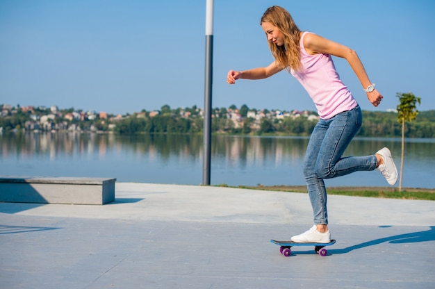 Hermosa chica con patineta