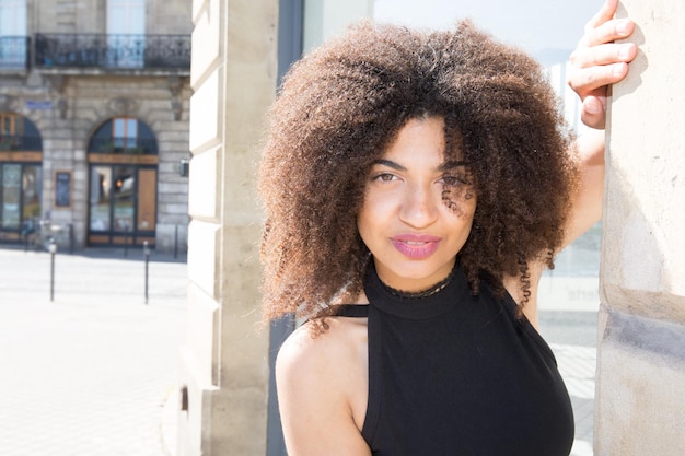 hermosa chica con el pelo rizado en turismo en Francia