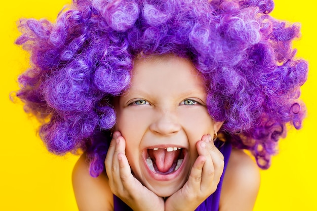 Hermosa chica con una peluca morada que muestra emociones felices