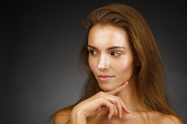 Hermosa chica con piel brillante Tratamientos faciales y cosméticos