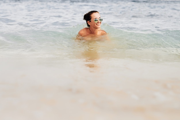 Hermosa chica en la playa en España