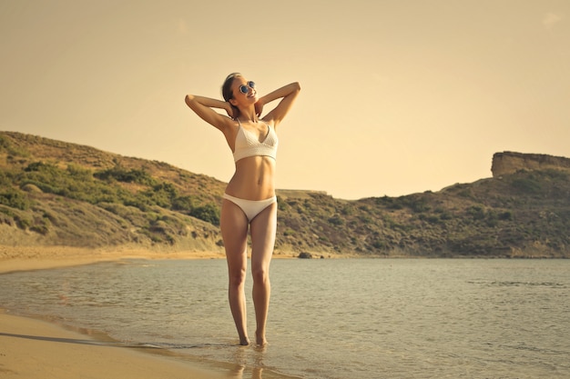 Foto hermosa chica en la playa