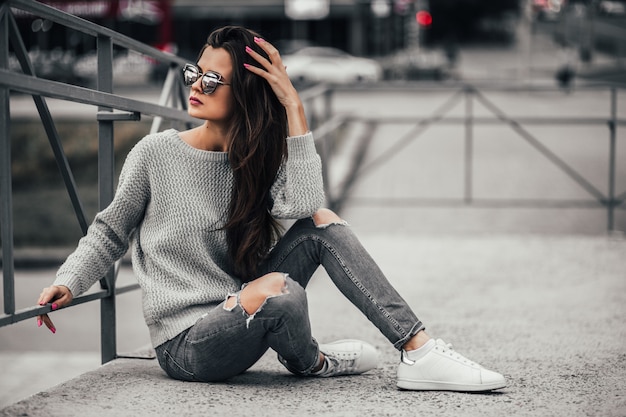 Hermosa chica posando en la calle.