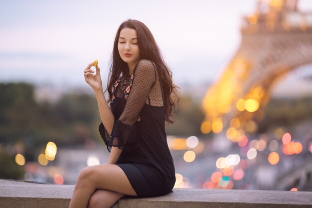 Hermosa chica posando cerca de la Torre Eiffel