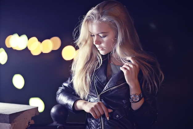 hermosa chica posando en la ciudad de noche / modelo chica adulta posando en la noche en la ciudad, al aire libre por la noche