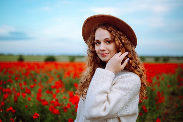 Hermosa chica posando en una floración