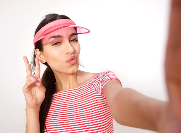 Hermosa chica posando para selfie con signo de mano de la paz