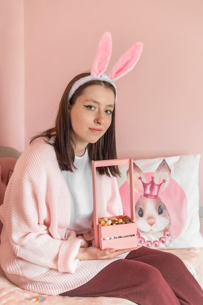 Foto hermosa chica se prepara para celebrar la fiesta de pascua