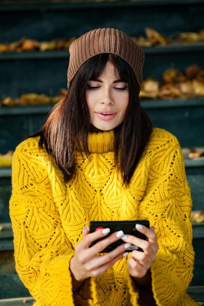 La hermosa chica que usa ropa gruesa y elegante de otoño cuando hace buen tiempo.