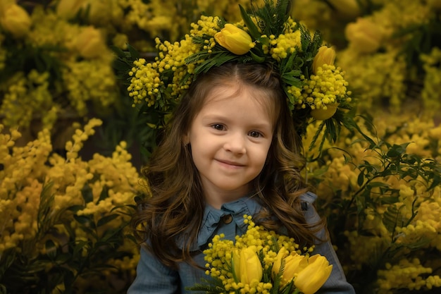 Hermosa chica con un ramo de flores de mimosa