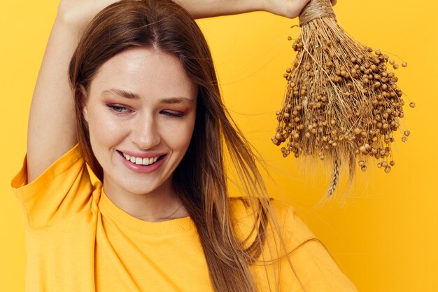 Hermosa chica ramo de flores secas ropa casual sonrisa posando fondo aislado