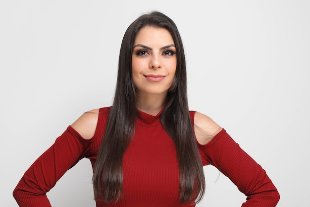 Hermosa chica con regalo de San Valentín sobre fondo blanco.