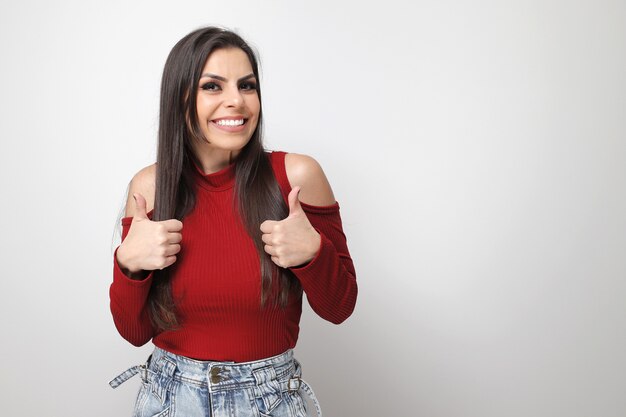 Hermosa chica con regalo de San Valentín sobre fondo blanco.