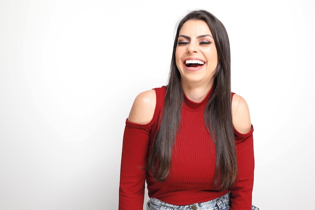 Hermosa chica con regalo de San Valentín sobre fondo blanco.