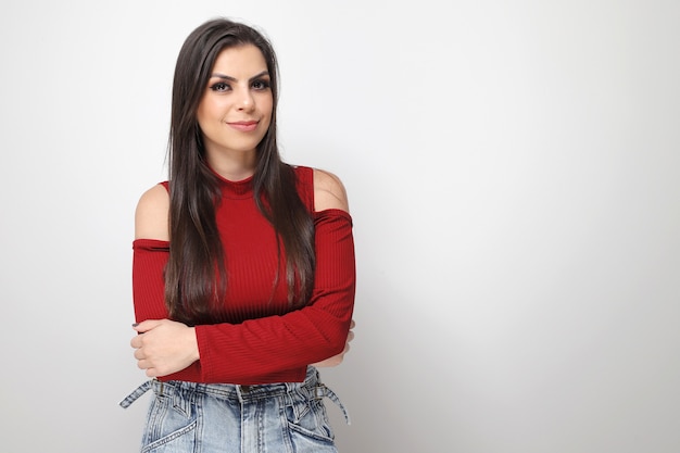 Hermosa chica con regalo de San Valentín sobre fondo blanco.