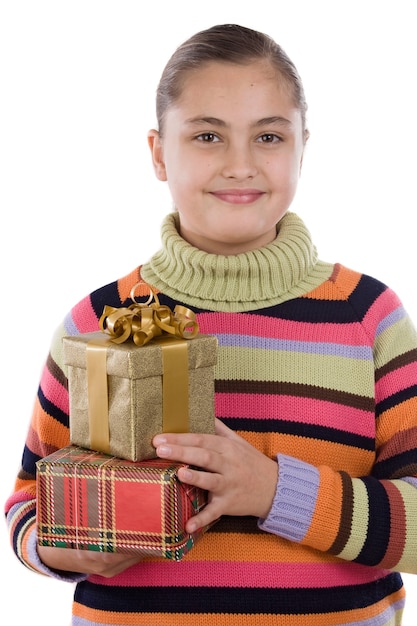 Hermosa chica con regalos de cumpleaños en un fondo blanco