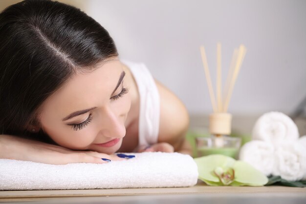 Hermosa chica relajante en el spa