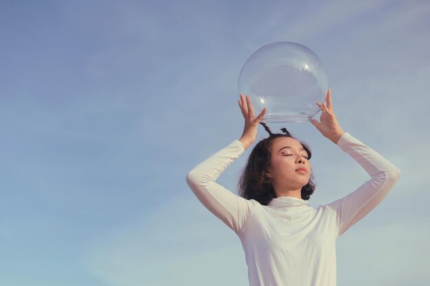 Hermosa chica retro del espacio con espacio de casco