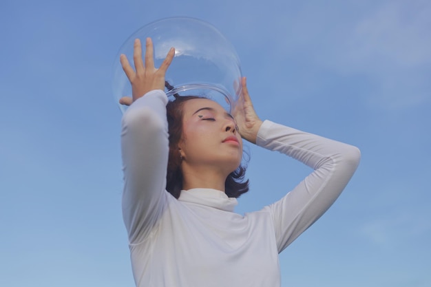 Hermosa chica retro del espacio con espacio de casco