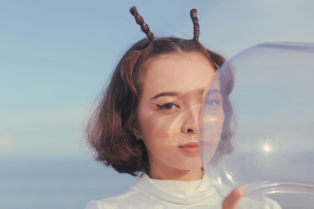 Hermosa chica retro del espacio con espacio de casco